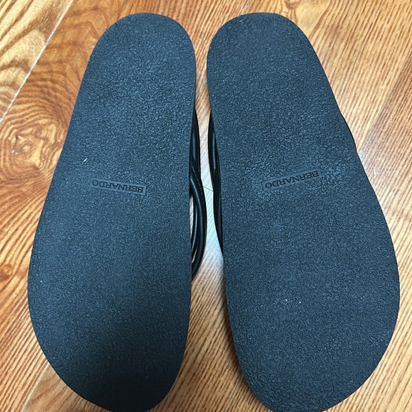 Bernardo Elegant Black Leather Slides - Picture 4 of 4